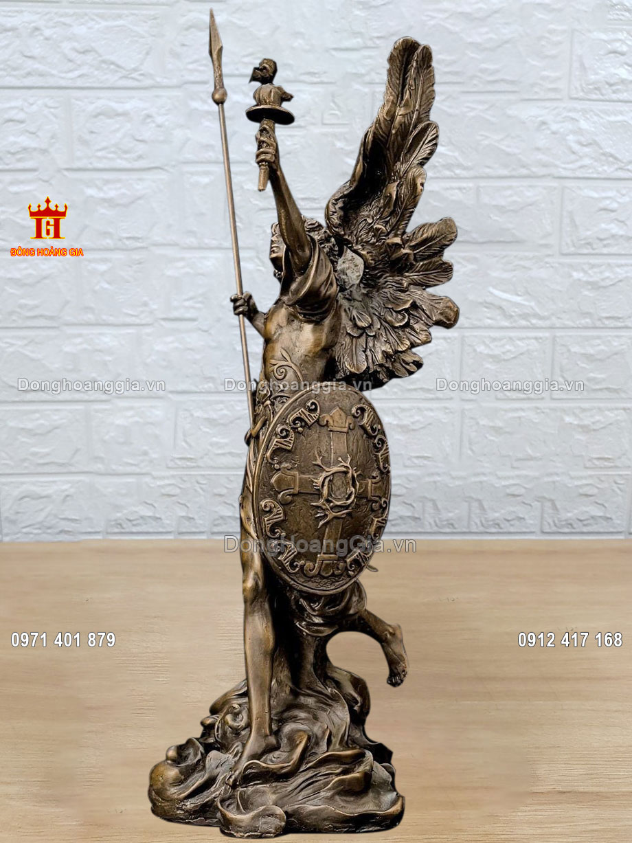 Từng đường nét trên pho tượng được chế tác một cách tỉ mỉ nhất